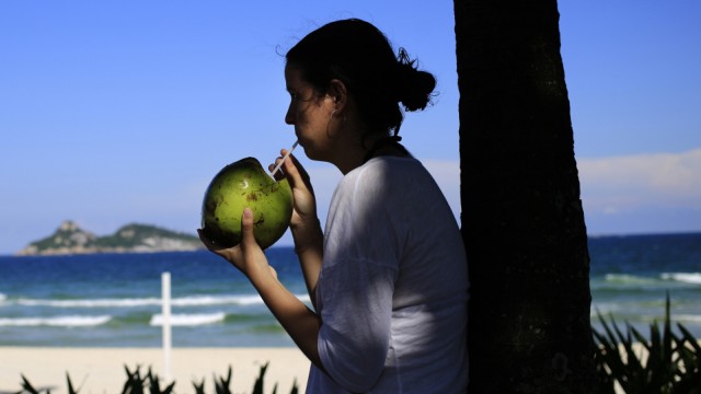 Umweltschutz: Die Kokosnuss ist abbaubar, der Plastikhalm nicht.