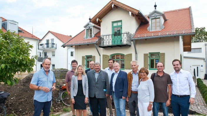 Denkmalschutz: Der Eigentümer der Scheckenhofer-Villa, Herbert Meier, lädt die Vaterstettener Bürgermeister und die Mitglieder des Bauausschusses zur Besichtigung des renovierten Baudenkmals ein.
