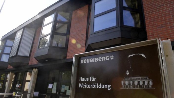 Haus für Weiterbildung: Das Haus für Weiterbildung in Neubiberg ist in die Jahre gekommen. Die Sanierung wird jetzt teurer, weil unter anderem problematische Wandisolierung aufgetaucht ist, die entsorgt werden muss.