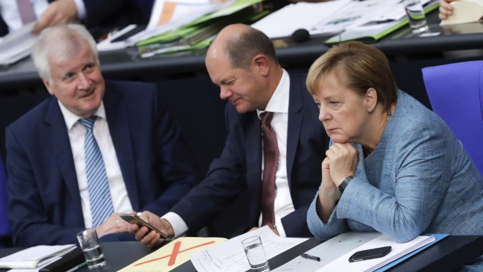Bundesregierung: Es gab schon mal mehr Einigkeit in der Regierung: Innenminister Horst Seehofer (CSU), Finanzminister Olaf Scholz (SPD) und Bundeskanzlerin Angela Merkel (v.l.).