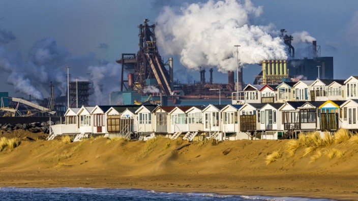 Das Tata Steel Stahl und Hüttenwerk in IJmuiden Velsen Nordholland Niederlande größtes Industri
