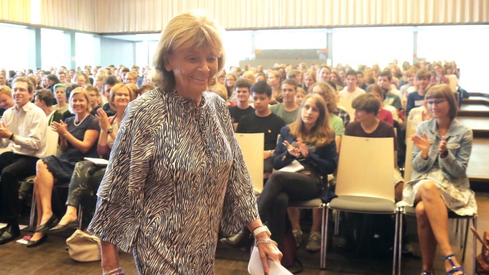 Charlotte Knobloch in Freising: 400 Schüler hörten aufmerksam zu, als Charlotte Knobloch im Camerloher Gymnasium in Freising über die aktuelle politische Situation sprach.