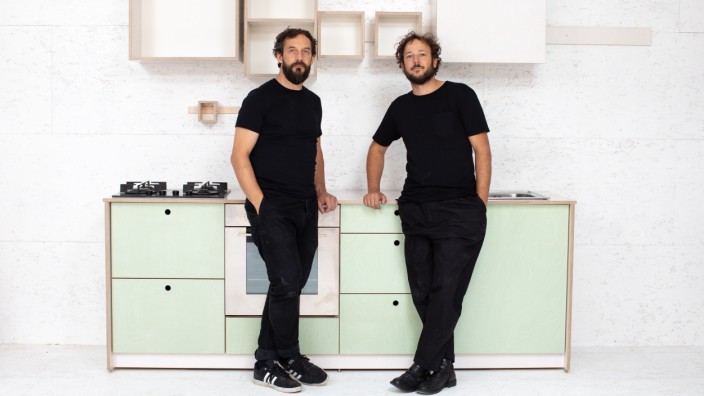 Design: Männer am Herd: Lorenz Sternbach (links) und Georg Agostini vor ihrer Modulküche „Eva“, hier mit grünen Fronten.