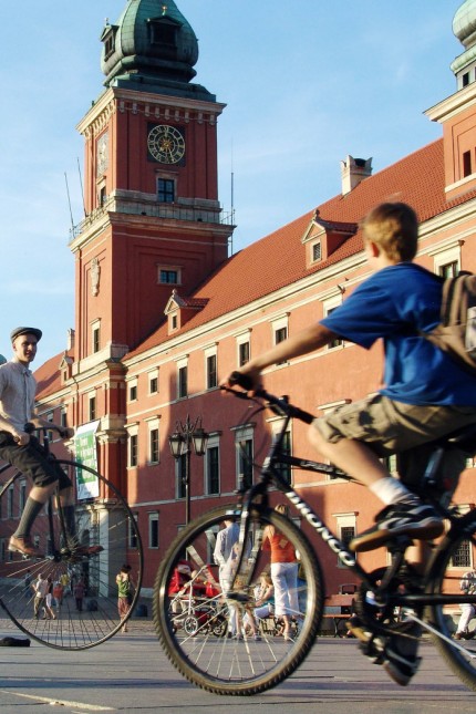 SZ-Serie: "Radl-Metropolen": Radler drehen in der Warschauer Innenstadt ein paar Runden. Die meisten Polen nutzen Fahrräder fast nur in ihrer Freizeit.