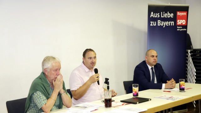 SPD-Podium in Geretsried: Claus Fussek (l.) unterstützt es, wenn Kommunen selbst Pflegeheime schaffen – so wie seine Heimatgemeinde Lenggries. Neben ihm Moderator Wolfgang Werner (M.) und VdK-Sprecher Maik Kinski.
