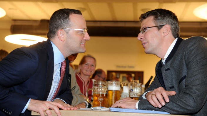 Landtagswahl in Bayern: Politprominenz als Wahlhelfer: Markus Blume (CSU, rechts) hat Gesundheitsminister Jens Spahn (CDU) zum Vortrag in die Echardinger Einkehr eingeladen.