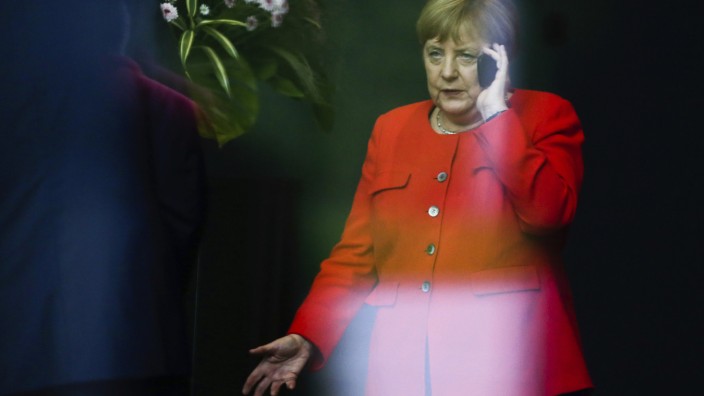 Streit um Verfassungsschutzchef: Bundeskanzlerin Merkel telefoniert am Freitagmittag in Berlin