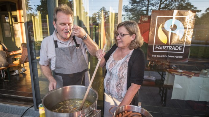 Fairtrade-Tag in Feldafing: Hier kocht der Chef: Feldafings Bürgermeister Bernhard Sontheim und seine Frau Gabriele haben beim Fairtrade-Tag Kartoffelsuppe zubereitet.