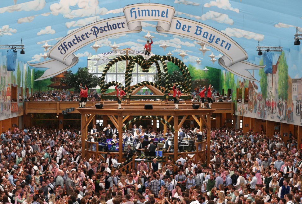 Das Hacker-Festzelt auf dem Oktoberfest in München - genannt: "Himmel der Bayern".