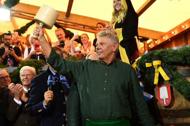 Oberbürgermeister Dieter Reiter beim Anzapfen des Oktoberfests 2018 in München