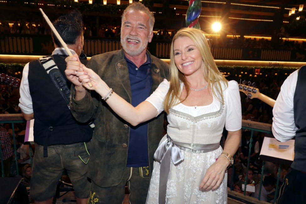 Arnold Schwarzenegger und Freundin Heather Milligan dirigieren im Marstall-Zelt auf dem Oktoberfest in München