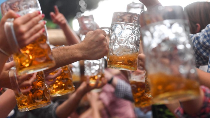 Gesundheit: Ein Prosit - oder ein paar mehr? Fast jeder fünfte Mann in Bayern gilt laut Statistik als Risikokonsument von Alkohol.
