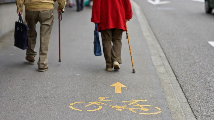 Gut zu wissen: Der Straßenverkehr kann für Seniorinnen und Senioren eine Herausforderung darstellen. Die Stadt Freising will helfen.