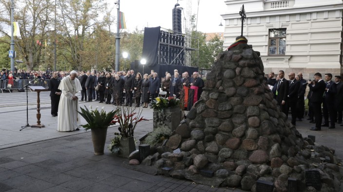 Baltikum: Papst Franziskus hat in Vilnius am Denkmal für die Opfer deutscher und sowjetischer Gewaltherrschaft Blumen niedergelegt.