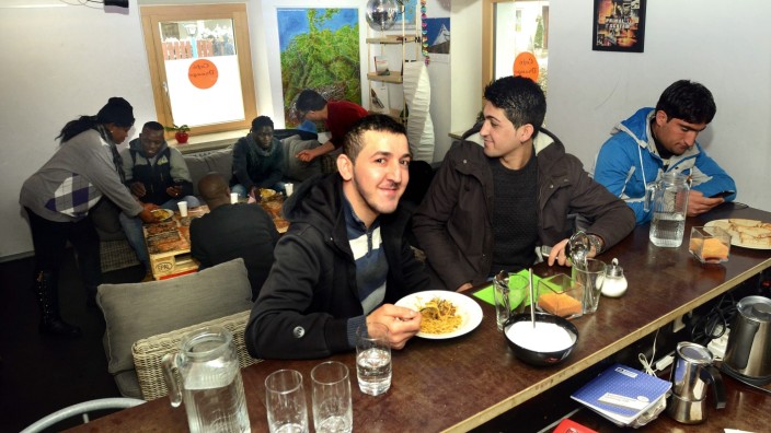 Aktionsgruppe Asyl: Früher kochten Flüchtlinge für sich gemeinsam im Jugend- und Kulturhaus Sonic. Nun will man einen offenen Suppentag für alle Erdinger anbieten.