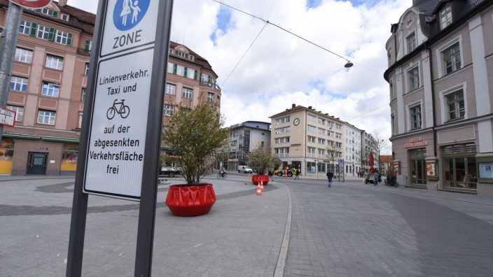 Pasing: Der Marienplatz ist ebenfalls ein Problembereich: Das blaue Schild weist den Bereich als Gehweg aus. Aber für Fußgänger kann es gefährlich werden, wenn sie dort unterwegs sind.