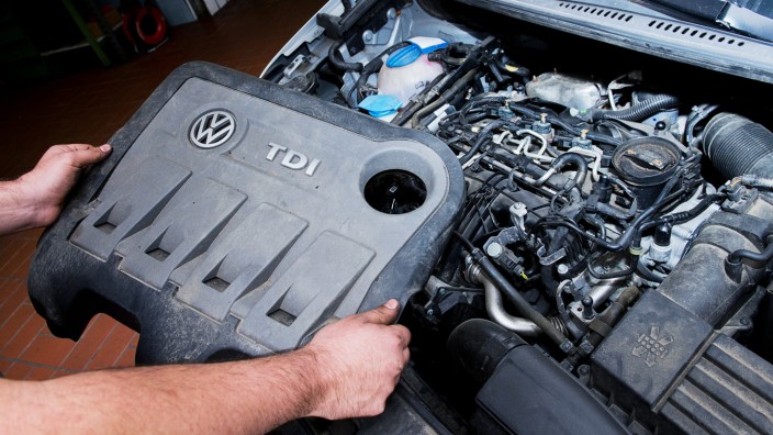 VW-Diesel - Mechaniker arbeitet am Motor