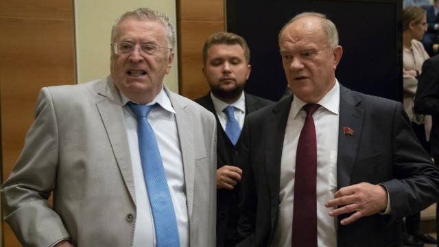 Russland: Der Ultranationalist Wladimir Schirinowskij (links) und der Kommunistenchef Gennadij Sjuganow in der Duma.