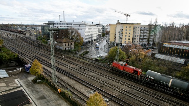 Lindwurmunterführung, Gleise für Züge oberhalb des U-Bahnhofes Poccistraße