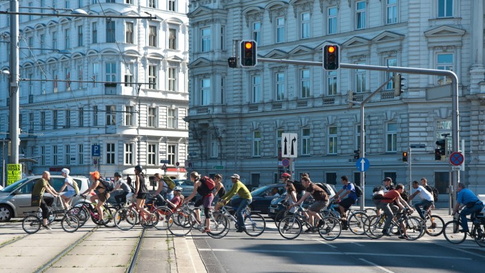 Radfahren in der Stadt: Am Schwarzenbergplatz in Wien treffen die Verkehrsphilosophien besonders stark aufeinander.