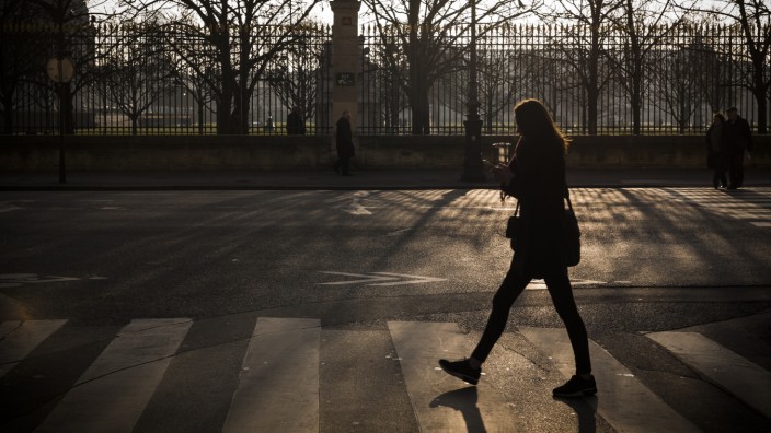 Frankreich: Eine Frau läuft in Paris nahe des Jardin des Tuileries über die Straße - unbelästigt.