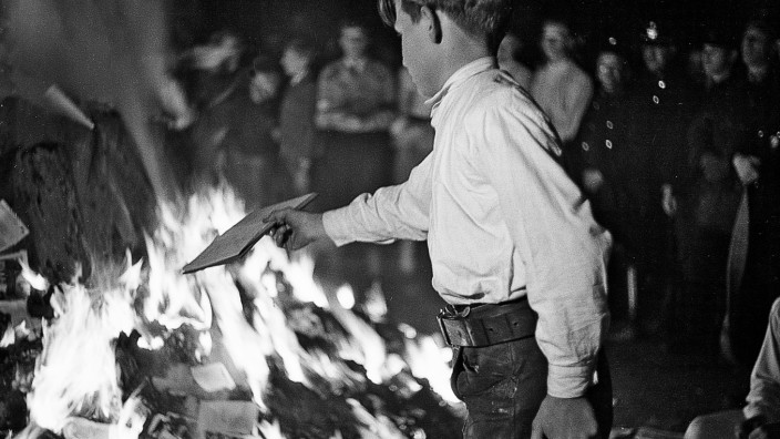 Ein Bild und seine Geschichte: Bücherverbrennung 1938