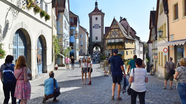 Rothenburg ob der Tauber: Das "Plönlein" - also kleiner Platz - mit dem Siebersturm links, dem Kobolzeller Tor rechts und adrett dazwischen ein schmales Fachwerkhaus mit einem Brunnen davor