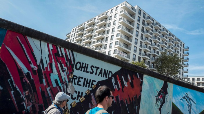 Berlin: Die East Side Gallery, das längste noch erhaltene Teilstück der Berliner Mauer, wurde 1990 von 118 Künstlern aus 21 Ländern bemalt.
