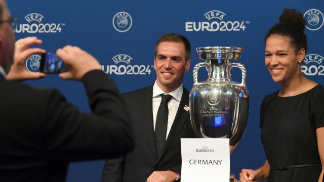 Sport and discrimination: "If we want football for all, we must speak a common language": Celia Sasic, here with Philipp Lahm announcing EM 2024 host, supports project "linguistic stroke".