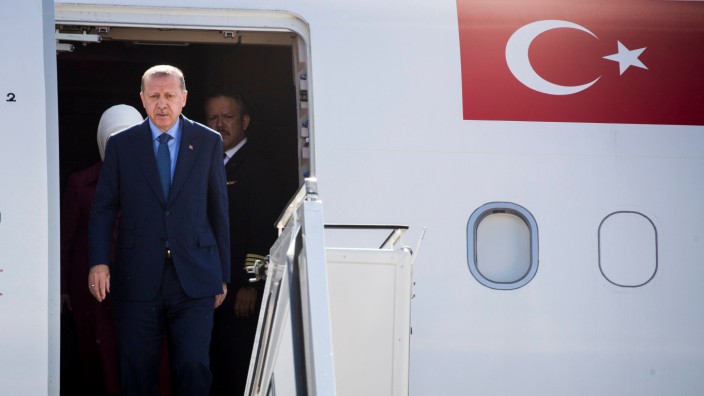 Erdoğan-Besuch: Erdoğan bei der Landung in Berlin - im Hotel Adlon ist eine gute Stunde vorgesehen für sein Treffen mit Vertretern der deutschen Wirtschaft.
