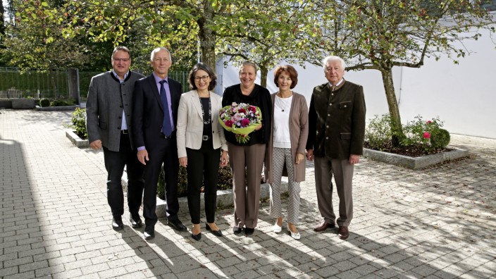 Abschied: Dank und Blumen zum Abschied (v.l.n.r.): Josef Niedermaier, Winfried Steflbauer, Astrid Barbeau, Susanne Arndt, Karin Jennermann-Mager und Hans Härtl.