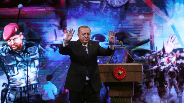 Staatsbesuch: Erdoğan 2017 bei einer Gedenkveranstaltung zur Erinnerung an den gescheiterten Putschversuch in der Türkei. Mit beiden Händen zeigt er den "Rabia-Gruß" der Muslimbrüder.