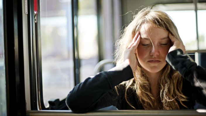 Migräne bei Kindern: Wenn das Pochen stärker wird und sich ein Gefühl der Ohnmacht einstellt: Teenager kämpfen immer öfter mit Kopfweh.