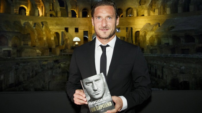 Rom Francesco Totti stellt seine Biographie vor Francesco Totti presents his biography a Colosseo i