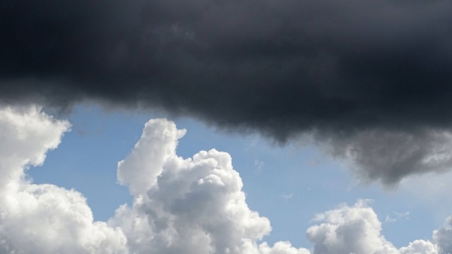 Dunkle Gewitterwolken im Mix mit Sonnenschein und blauem Himmel Wolkenkontrast *** dark Thunderstorm