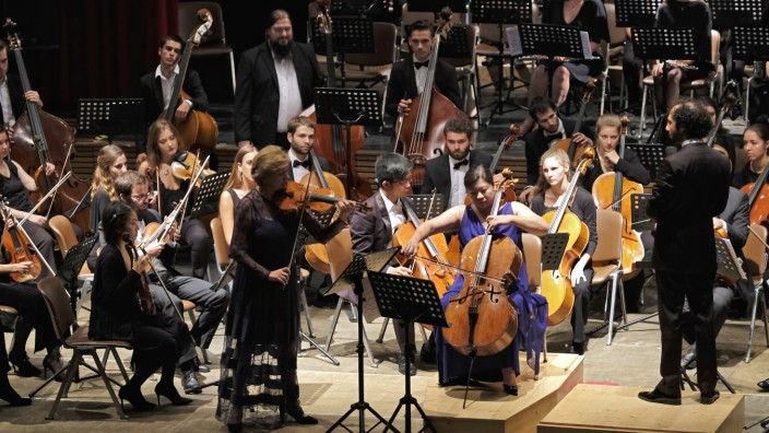 Musikrezension: Lehrstück musikalischer Kommunikation: Elisabeth Kropfitsch (Violine), Meehae Ryo (Cello) und die Neue Philharmonie München überzeugten mit dem Doppelkonzert von Johannes Brahms.