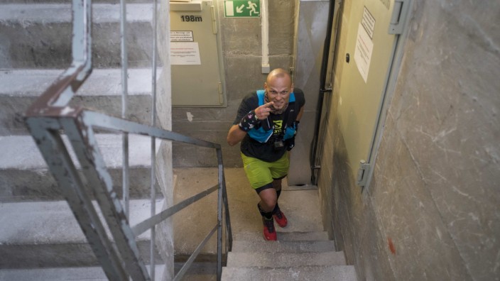 Rekordversuch: Nach einer Pause mit Spezi, Breze und Gemüsebrühe startet Carsten Neder zum nächsten Treppenlauf im Olympiaturm.