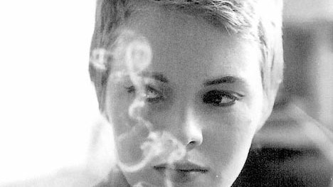 Buch: "No Smoking" von Luc Sante: Jean Seberg, die den Rauch ihrer Zigarette zelebriert, bei den Dreharbeiten zu "Außer Atem" 1959.