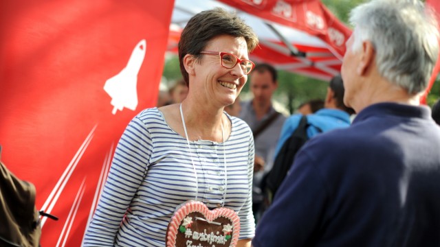 Landtagswahl: Die SPD-Landtagsabgeordnete Isabell Zacharias macht Wahlkampf auf dem Geschwister-Scholl-Platz.