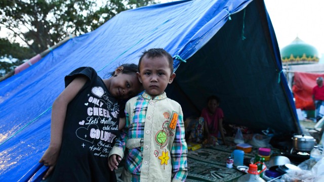 Tsunami auf Sulawesi: Verlorene Heimat: 46 000 Kinder sind nach Schätzungen der Vereinten Nationen von dem Tsunami betroffen, diese beiden leben in Palu im Zelt, weil ihr Zuhause zerstört wurde.