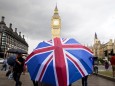 Regenschirm mit aufgedrucktem Union Jack in London