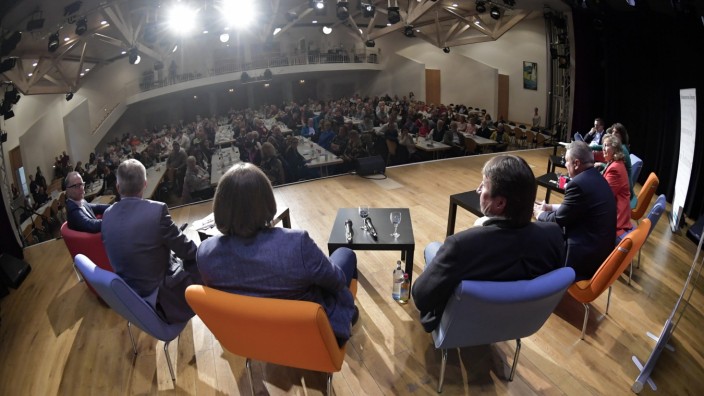 Landtagskandidaten auf dem Podium: Sieben Kandidaten diskutieren in Unterschleißheim vor 300 Zuschauern - und erfüllen die Erwartungen ihrer Anhänger.