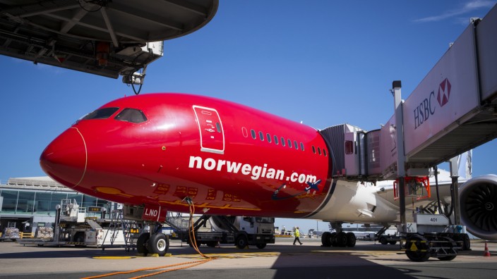Flugverkehr: Mit rund 30 Maschinen fliegt Norwegian derzeit über den Nordatlantik. Nun aber muss der Billigflieger sparen, Verbindungen fallen weg.