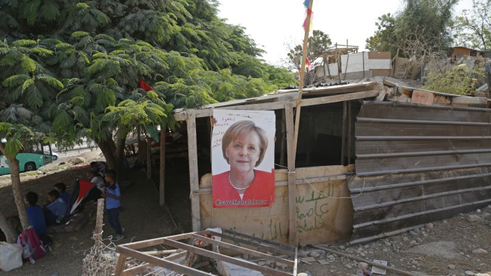 Israel: Merkel-Plakate in Khan al-Ahmar: Die Bewohner des vom Abriss bedrohten Beduinendorfs im Westjordanland hoffen auf die Unterstützung der Kanzlerin.