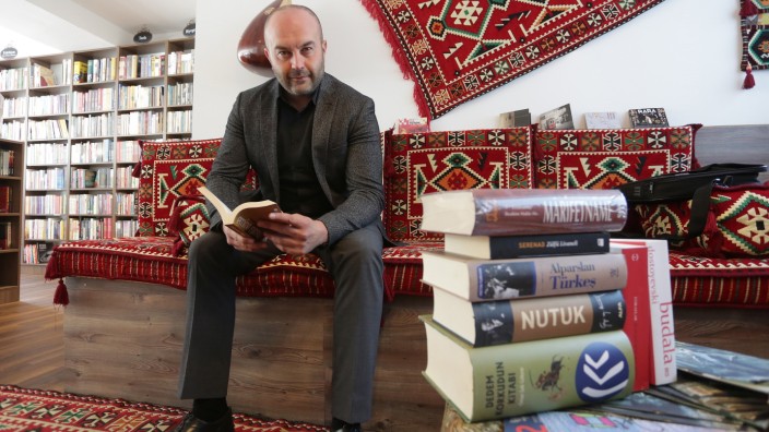 3000 Bücher im Angebot: Nur Bücher auf Türkisch und eine schöne Leseecke - mit seiner neuen Buchhandlung in Neufahrn hat Fatih Ilbay ein Alleinstellungsmerkmal im Raum München geschaffen.