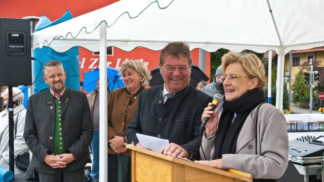Offizielle Eröffnung der Ortsmitte Hohenlindens: Maria Els (rechts) lobt Bürgermeister Ludwig Maurer (Mitte) für die Neugestaltung.