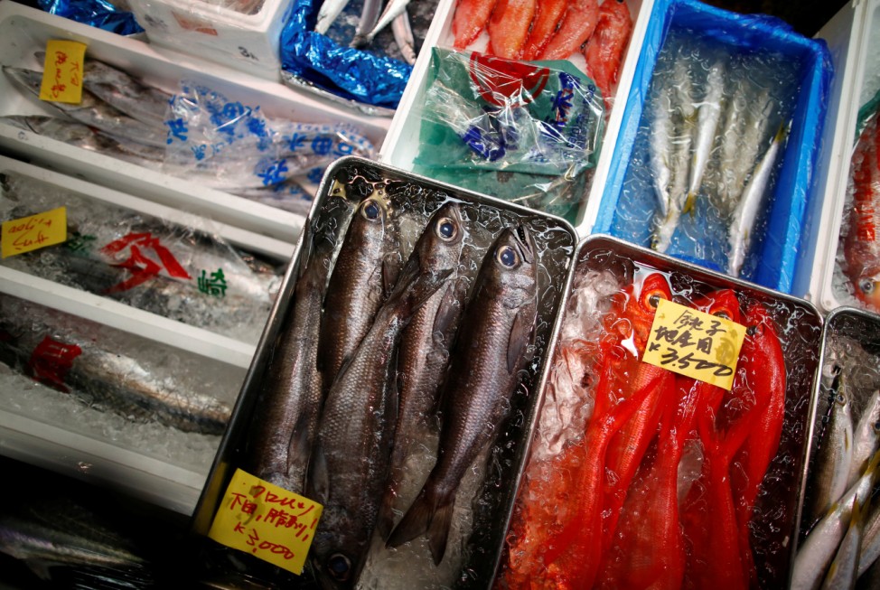 The Wider Image: As historic Tsukiji market closes, fishmongers mourn