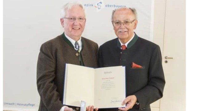 Ehrenamt: Ein Vorbild und Multiplikator in der alpenländischen Volksmusikpflege: Heinz Neumaier (links) wurde von Bezirkstagspräsident Josef Mederer (CSU) für seine ehrenamtlichen Verdienste ausgezeichnet.