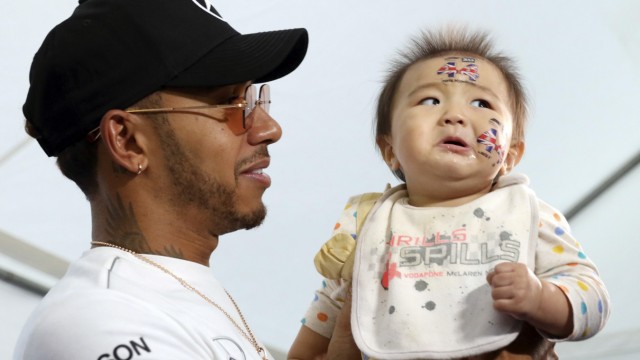 Formel 1: Bloß nicht weinen, bitte! Lewis Hamilton trifft vor dem Rennen in Japan einen seiner jüngsten Fans.