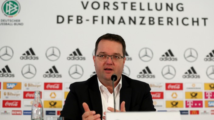 DFB-Schatzmeister Stephan Osnabrügge bei einer Pressekonferenz